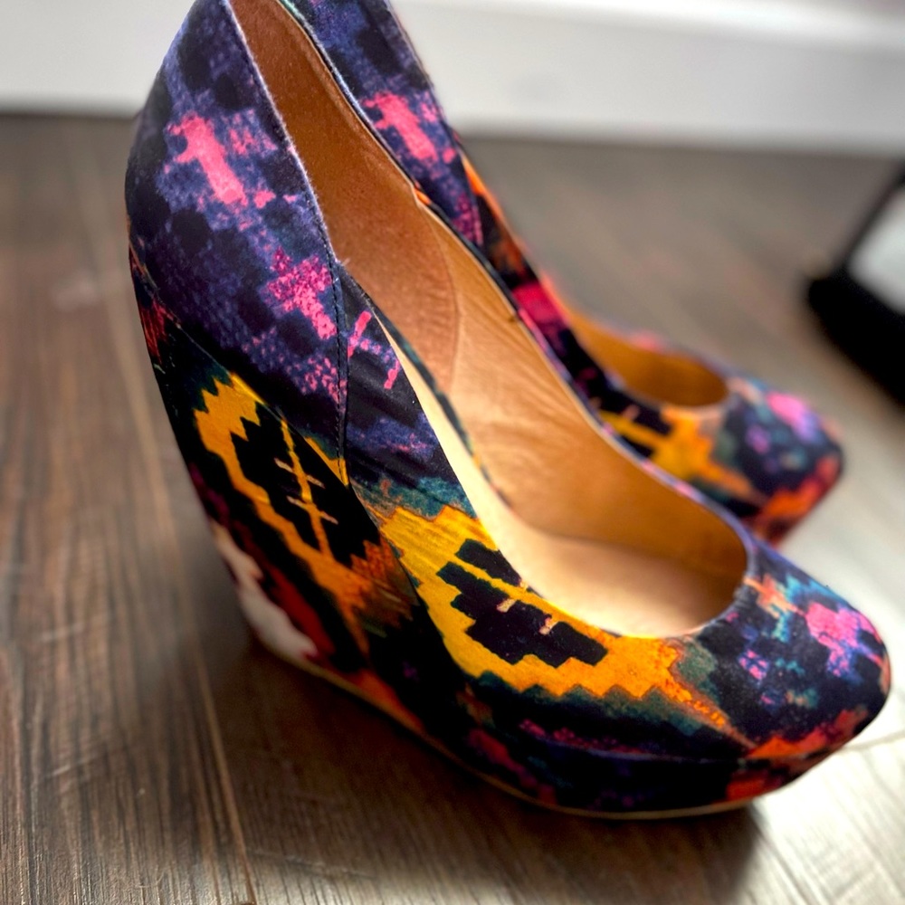 Gorgeous ALDO bright colored platform shoes size 9 worn once